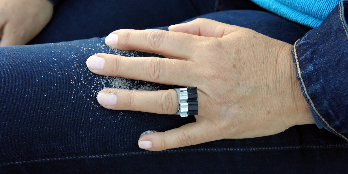 Ring r2 black on ring finger jeans